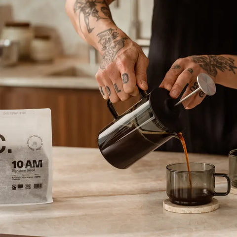 Comment préparer un café avec une French Press (cafetière à piston)