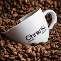 Tasse de café Chronic. dans des grains torréfiés