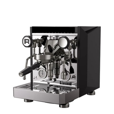 Rocket Espresso Giotto Fast R – machine espresso chrome avec panneaux noirs, vue de trois quarts